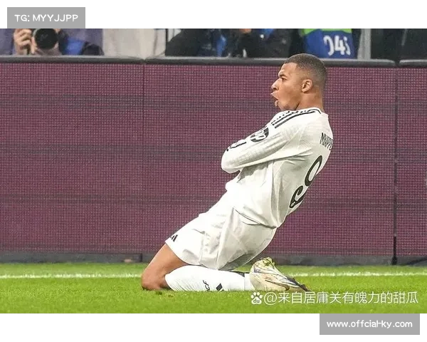 里尔主场球迷高唱助威歌，小姆巴佩进球后滑跪庆祝。