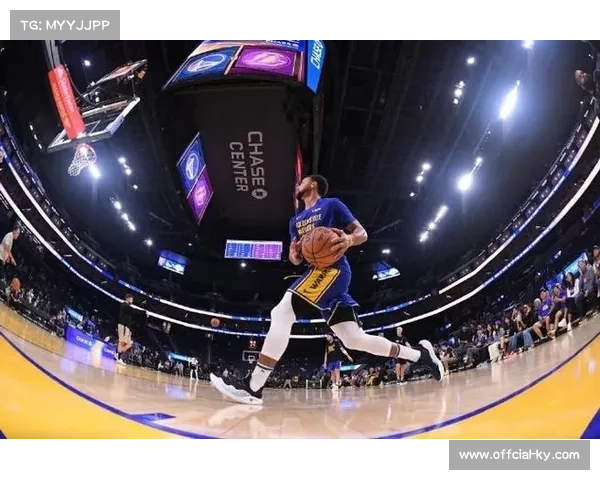 库里穿KT11战靴引关注，勇士主场向汤普森致敬